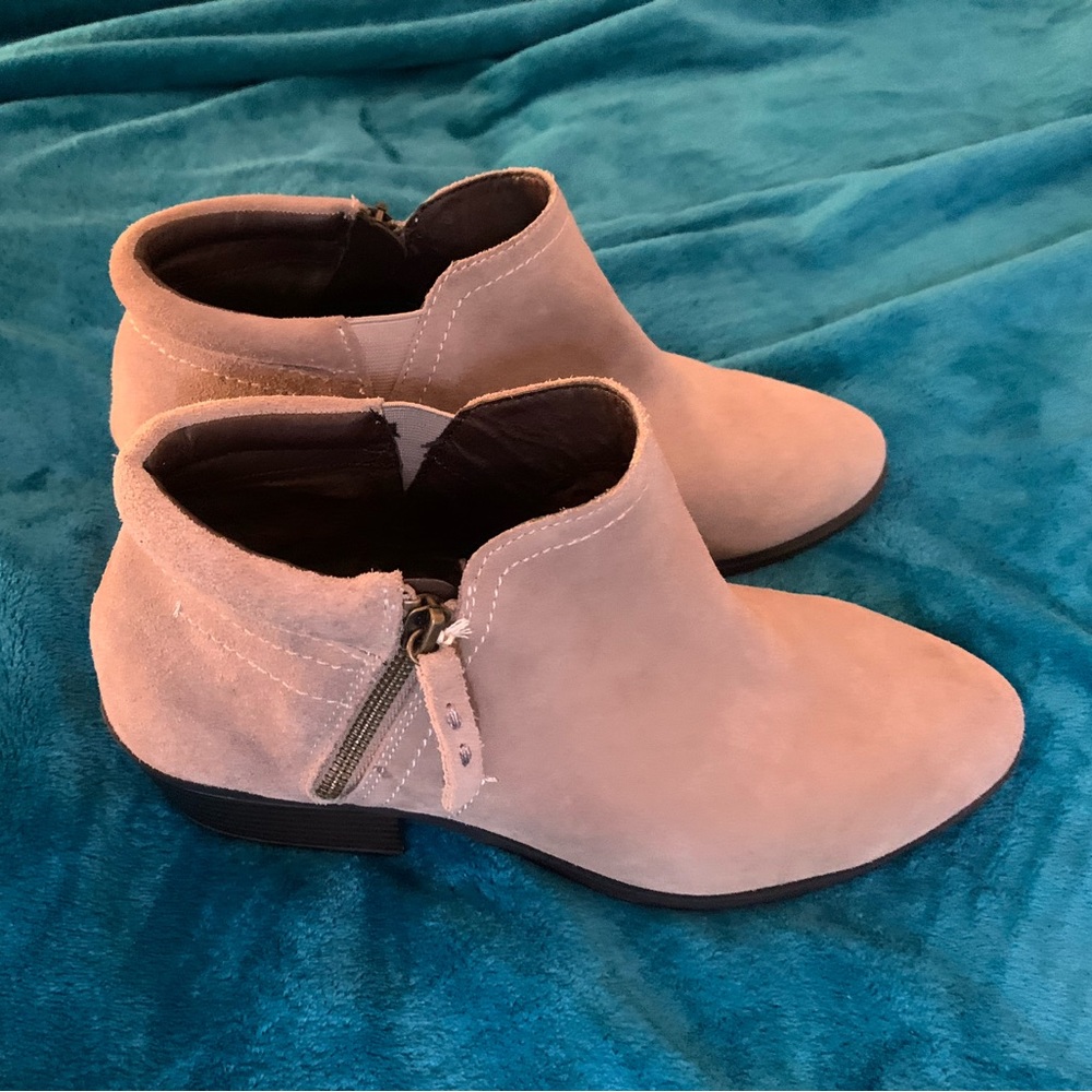 size 11w lightly worn white mountain booties